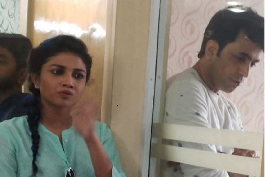 শুটিং ফ্লোর এ মায়াকুমারী।মঙ্গলবার থেকেই জমজমাটি শুটিং শুরু করে দিলেন পরিচালক অরিন্দম শীল।বাংলা ছবির ১০০ বছর এবারে পর্দায়ে তুলে নিয়ে আসছেন অরিন্দম।এই দিন শুটিং ফ্লোর এ হাজির ছিল এই ছবির গোটা টীম।ছিলেন আবীর চট্টোপাধ্যায়,অরুনিমা ঘোষ, অম্বরীষ, ইন্দ্রাশিস, সৌরসেনী ,ফালাক এবং অরিজিৎ দত্ত। শুটিং ফ্লোর এ মায়াকুমারী।মঙ্গলবার থেকেই জমজমাটি শুটিং শুরু করে দিলেন পরিচালক অরিন্দম শীল।বাংলা ছবির ১০০ বছর এবারে পর্দায়ে তুলে নিয়ে আসছেন অরিন্দম।এই দিন শুটিং ফ্লোর এ হাজির ছিল এই ছবির গোটা টীম।ছিলেন আবীর চট্টোপাধ্যায়,অরুনিমা ঘোষ, অম্বরীষ, ইন্দ্রাশিস, সৌরসেনী ,ফালাক এবং অরিজিৎ দত্ত।