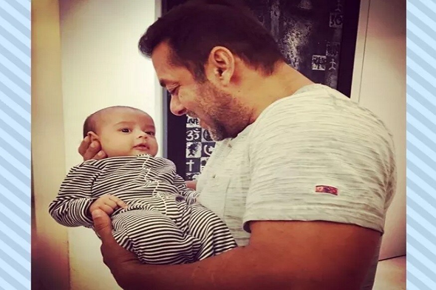 সলমনের চোখের তারা বোন অর্পিতার ছেলে আহিল ৷ আহিলের জন্মের পরে সলমন জীবনে অনেক খুশি পেয়েছেন বলেই ঘনিষ্ঠ মহলে জানিয়েছেন ৷ জন্মের পরে বহু ব্যস্ততার মাঝেও হাসপাতালে আহিলকে দেখতে গিয়েছিলেন সলমন ৷ ভাগ্নে আহিলের সঙ্গে মজা করছেন মামা সলমন ৷ ছবি সংগৃহীত ৷ সলমনের চোখের তারা বোন অর্পিতার ছেলে আহিল ৷ আহিলের জন্মের পরে সলমন জীবনে অনেক খুশি পেয়েছেন বলেই ঘনিষ্ঠ মহলে জানিয়েছেন ৷ জন্মের পরে বহু ব্যস্ততার মাঝেও হাসপাতালে আহিলকে দেখতে গিয়েছিলেন সলমন ৷ ভাগ্নে আহিলের সঙ্গে মজা করছেন মামা সলমন ৷ ছবি সংগৃহীত ৷