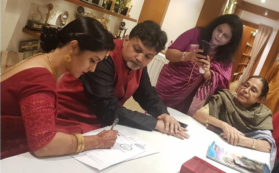 ৬ ডিসেম্বর কলকাতায় রেজিস্ট্রি হয় সৃজিত, মিথিলার। 'গালা পার্টি' নয়, ছিমছাম অনুষ্ঠানে উপস্থিত ছিলেন দু'জনের একান্ত কাছের মানুষজনেরাই। ৬ ডিসেম্বর কলকাতায় রেজিস্ট্রি হয় সৃজিত, মিথিলার। 'গালা পার্টি' নয়, ছিমছাম অনুষ্ঠানে উপস্থিত ছিলেন দু'জনের একান্ত কাছের মানুষজনেরাই।