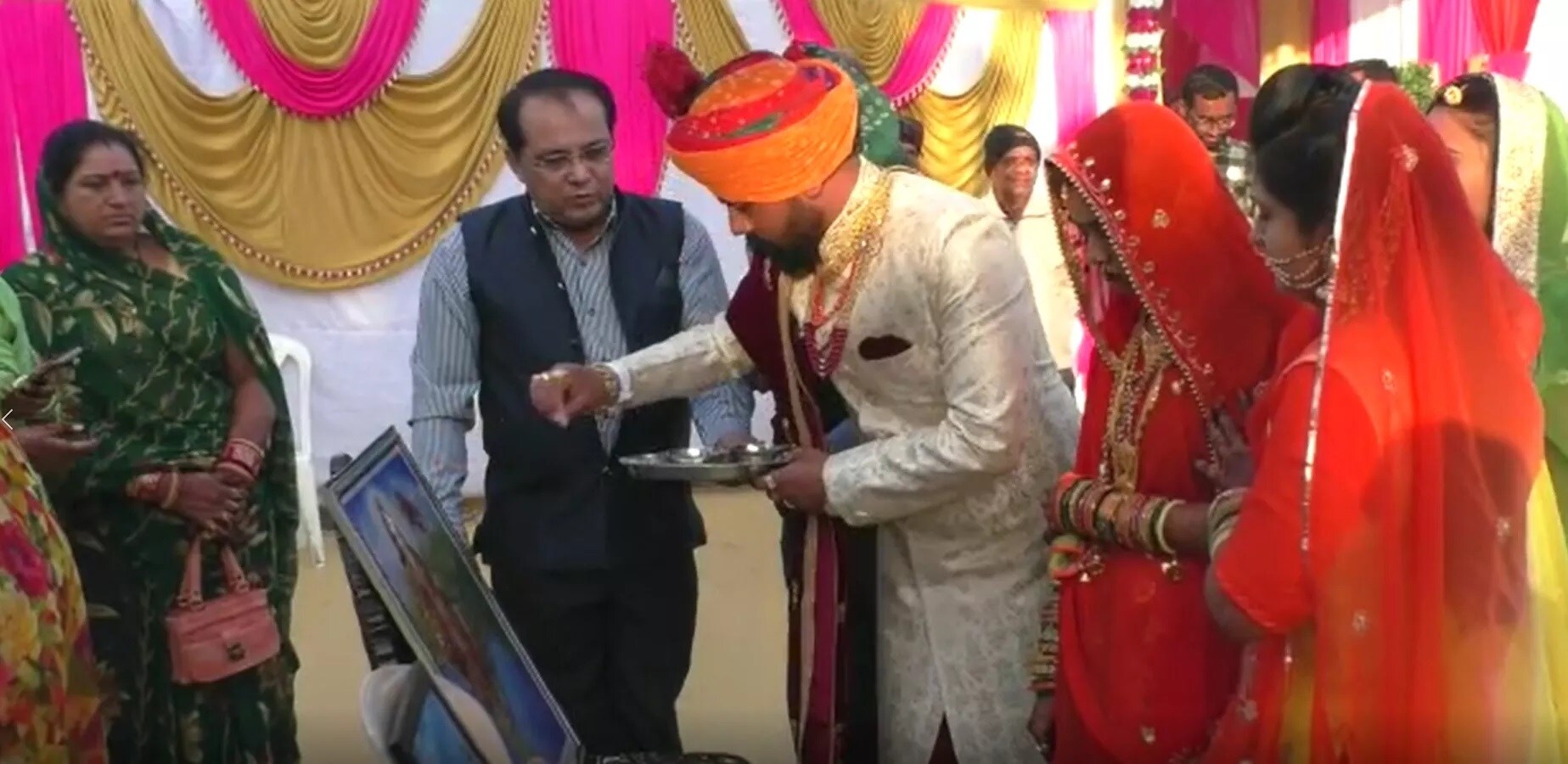 • ২৬ জানুয়ারির সকালে পতাকা উত্তোলন করলেন নবদম্পতি জয়রাজ সিং ও মহেশ্বরীদেবী ৷ শুধু তাই নয়, জাতীয় সঙ্গীতও গান তাঁরা ৷ • ২৬ জানুয়ারির সকালে পতাকা উত্তোলন করলেন নবদম্পতি জয়রাজ সিং ও মহেশ্বরীদেবী ৷ শুধু তাই নয়, জাতীয় সঙ্গীতও গান তাঁরা ৷