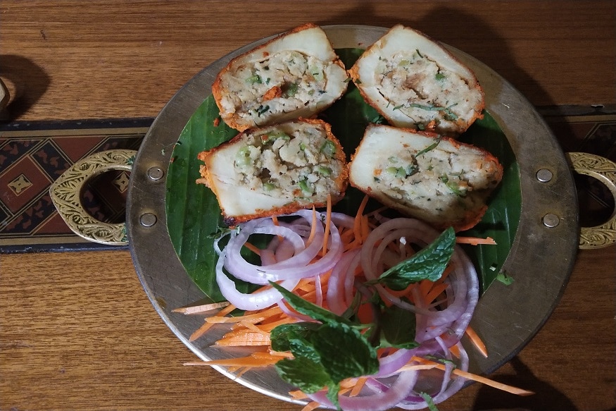 আর তা যদি হয় কাবাবের হরেক রকম তাহলে তো আর কোন কথাই নেই।এবারে শহরে কাবাবের সম্ভারে নতুন সংযোজন।নিয়ে এল আভাদি খাবারের রেস্তোরা ঔধ।চেনা কাবাবের বাইরেও যে কত নতুন ধরণের কাবাব হতে পারে তা না দেখলে হয়ত বোঝা দায়। আর তা যদি হয় কাবাবের হরেক রকম তাহলে তো আর কোন কথাই নেই।এবারে শহরে কাবাবের সম্ভারে নতুন সংযোজন।নিয়ে এল আভাদি খাবারের রেস্তোরা ঔধ।চেনা কাবাবের বাইরেও যে কত নতুন ধরণের কাবাব হতে পারে তা না দেখলে হয়ত বোঝা দায়।