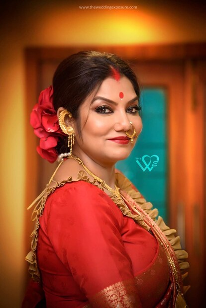 হাইল্যান্ড পার্কের পাশেই এক রেস্তোরাঁয় বসেছিল বিয়ের আসর ৷ কাছের মানুষদের সাক্ষী রেখেই রেজিস্ট্রি করলেন দীপঙ্কর দে ও দোলন রায় ৷ তবে বিয়ের আয়োজন ছোট হলে হবে কি? বিয়ের সাজসজ্জায় কিন্তু কোনও খামতি ছিল না ৷