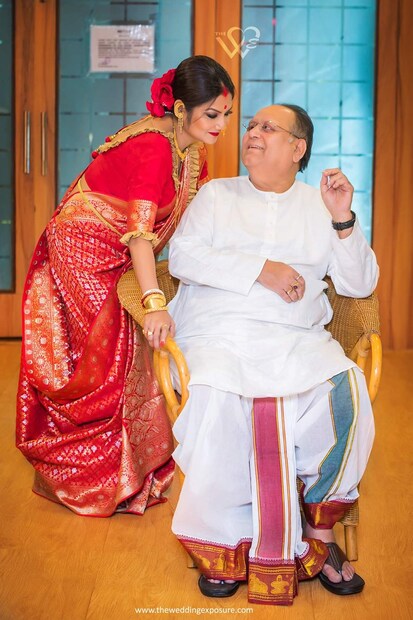 সাদা পঞ্জাবি ও ধুতিতে বরের সাজে নজর কাড়লেন ৭৫-এর দীপঙ্কর ! অন্যদিকে, মাথায় লাল ফুল ও লাল বেনারসিতে নতুন বউয়ের সাজে একেবারে বধূ রূপে দোলন রায় 