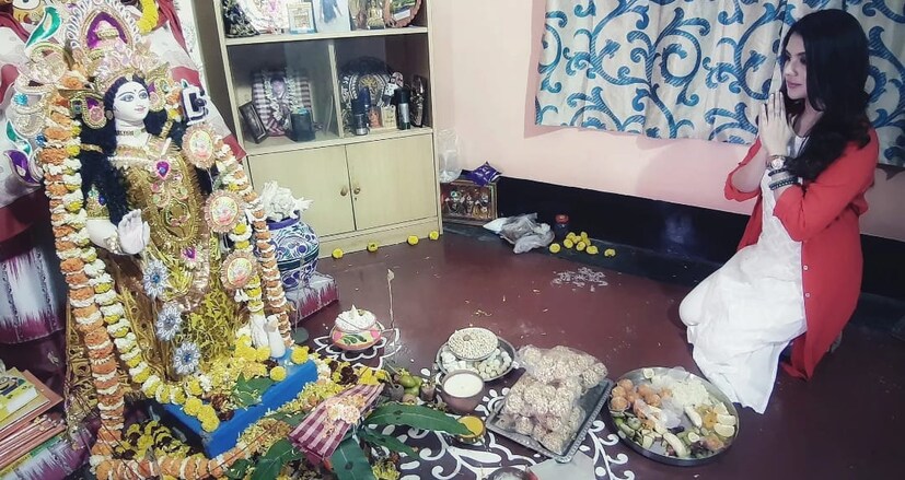নিজের বাড়িতে বাগদেবীর আরাধনয়া ব্যস্ত পায়েল ৷ 