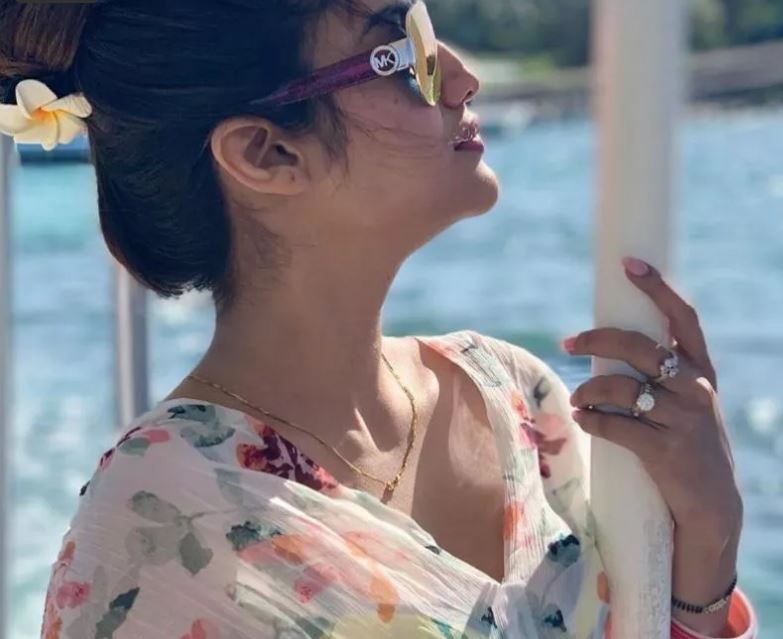 তবে শুধুই ছবির পর্দায় নয় ৷ পার্লামেন্টেও যখন বিয়ের পর মাথায় সিঁদুর, হাতে চূড়া পরে বক্তব্য রাখেন নুসরত ৷ তখন বিতর্ক উঠলে, সেটাকেও সাহসের সঙ্গে মোকাবিলা করেছেন তিনি ৷ তবে শুধুই ছবির পর্দায় নয় ৷ পার্লামেন্টেও যখন বিয়ের পর মাথায় সিঁদুর, হাতে চূড়া পরে বক্তব্য রাখেন নুসরত ৷ তখন বিতর্ক উঠলে, সেটাকেও সাহসের সঙ্গে মোকাবিলা করেছেন তিনি ৷