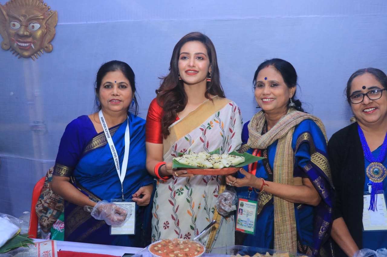 প্রতিবার নিজের স্টল থাকলেও কাজের চাপে এবার স্টল দিতে পারেননি প্রিয়াঙ্কা। কিন্তু তদারকি করেছেন সময় দিয়ে। ক্ষীরের বা নারকেলের পাটিসাপটা ছাড়াও পাওয়া যাচ্ছে অামের পাটিসাপটা , চকোলেট পাটিসাপটা।, দুধ পুলি, টাট কিস, পোয়া পিঠে, গোকুল পিঠে, রসবড়া সহ নানা সুস্বাদু পিঠের খোঁজে যশ, প্রিয়াঙ্কা, কাঞ্চন রা। প্রতিবার নিজের স্টল থাকলেও কাজের চাপে এবার স্টল দিতে পারেননি প্রিয়াঙ্কা। কিন্তু তদারকি করেছেন সময় দিয়ে। ক্ষীরের বা নারকেলের পাটিসাপটা ছাড়াও পাওয়া যাচ্ছে অামের পাটিসাপটা , চকোলেট পাটিসাপটা।, দুধ পুলি, টাট কিস, পোয়া পিঠে, গোকুল পিঠে, রসবড়া সহ নানা সুস্বাদু পিঠের খোঁজে যশ, প্রিয়াঙ্কা, কাঞ্চন রা।