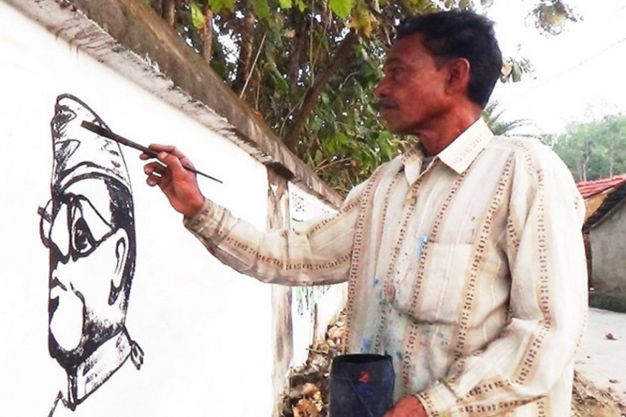 মাত্র দেড় মিনিটেই সাদা দেওয়ালে তৈরি ‘নেতাজি’-র ছবি, চিনে নিন শিল্পী বিশ্বনাথকে