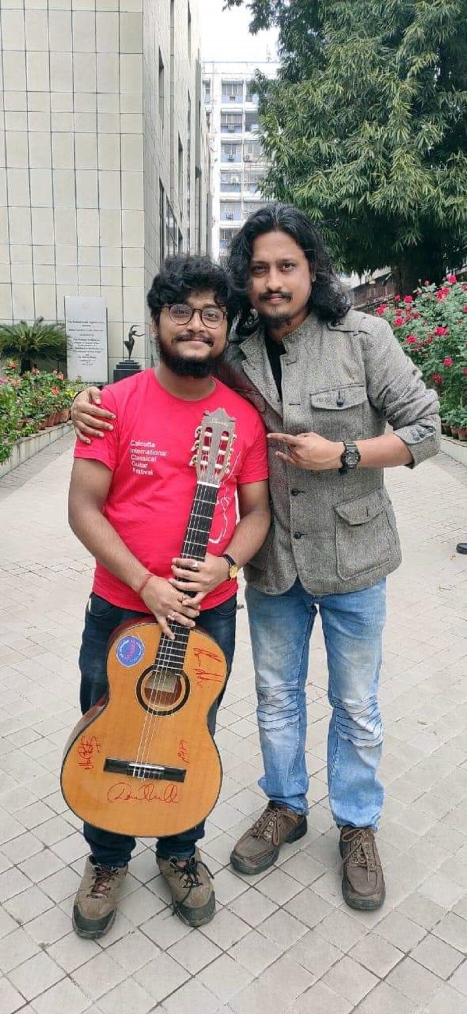কারা এই অনুষ্টানের শিল্পী বলতে গেলে প্রথমেই বলতে হয়ে মোহাম্মদ ইব্রাহিমের কথা । তিনি পেশায় বাঁশি বিক্রেতা। তাঁর বাঁশির সুর আপনাকে মুগ্ধ করতে বাধ্য। ছিলেন নীলাঞ্জন সাহা নামের এক যুবক যাঁর দেখা আপনি পেয়ে যাবেন গোলপার্কের রামকৃষ্ণ মিশনের সামনে। আপনাকে স্যান্ডউইচ বিক্রি করার পাশাপাশি থাকবে 'বিনামূল্যে' অপূর্ব গান! কারা এই অনুষ্টানের শিল্পী বলতে গেলে প্রথমেই বলতে হয়ে মোহাম্মদ ইব্রাহিমের কথা । তিনি পেশায় বাঁশি বিক্রেতা। তাঁর বাঁশির সুর আপনাকে মুগ্ধ করতে বাধ্য। ছিলেন নীলাঞ্জন সাহা নামের এক যুবক যাঁর দেখা আপনি পেয়ে যাবেন গোলপার্কের রামকৃষ্ণ মিশনের সামনে। আপনাকে স্যান্ডউইচ বিক্রি করার পাশাপাশি থাকবে 'বিনামূল্যে' অপূর্ব গান!