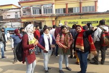 বর্ধমান স্টেশনের ভেঙে পড়া বিল্ডিংয়ের সামনে শুরু সেলফি তোলার হিড়িক