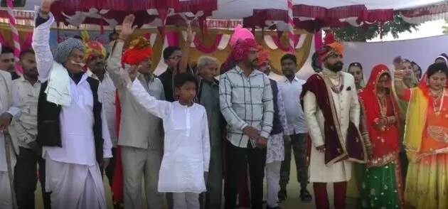 • জয়রাজ ও মহেশ্বরী সেজেছিলেন পুরদস্তুর বর-বৌয়ের সাজে ৷ জয়রাজ নিজেই জানালেন এভাবে বিয়ে করার আসল কারণ ৷ • জয়রাজ ও মহেশ্বরী সেজেছিলেন পুরদস্তুর বর-বৌয়ের সাজে ৷ জয়রাজ নিজেই জানালেন এভাবে বিয়ে করার আসল কারণ ৷