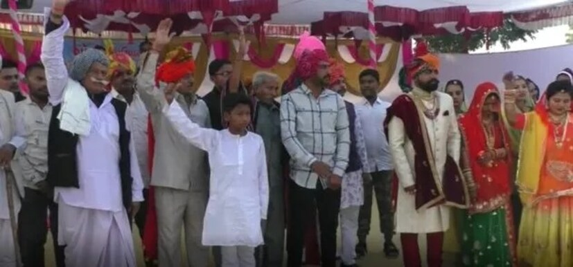 • জয়রাজ ও মহেশ্বরী সেজেছিলেন পুরদস্তুর বর-বৌয়ের সাজে ৷ জয়রাজ নিজেই জানালেন এভাবে বিয়ে করার আসল কারণ ৷