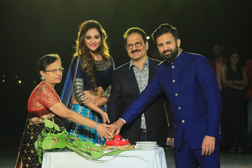 পার্লামেন্ট বক্তব্য পেশ করেন। মেক আপ করে সংলাপ আউড়ান। এক জীবনে বহু চরিত্র ফুটিয়ে তোলেন নুসরত জাহান। এবার স্বামী নিখিল জৈন এর সঙ্গে হাত মিলিয়ে নতুন ফ্যাশন লাইন ' ইউভ ' লঞ্চ করলেন নায়িকা।
