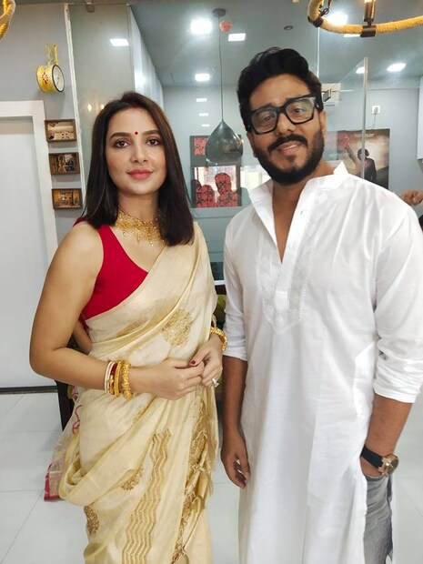 পাশে অবশ্যই সাদা পঞ্জাবি-পাজামা পরে হেল্পিং হ্যান্ড রাজ চক্রবর্তী ৷ 