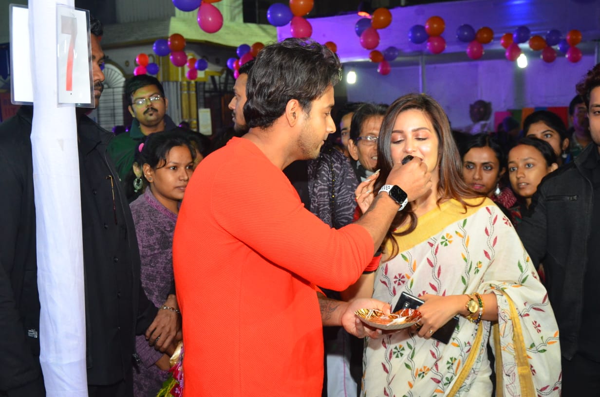 বাঘাযতীন তরুণ সংঘের পুজোর মুখ অভিনেত্রী প্রিয়াঙ্কা সরকার ও ক্লাবের মহিলা সদস্যরা মিলে গত দু বছরের মতো এবারও আয়োজন করলেন পিঠে পুলি উৎসবের। প্রিয়াঙ্কার ডাকে হাজির হয়েছিলেন তার নতুন ছবির কো স্টার যশ ও কাঞ্চন মল্লিক। বাঘাযতীন তরুণ সংঘের পুজোর মুখ অভিনেত্রী প্রিয়াঙ্কা সরকার ও ক্লাবের মহিলা সদস্যরা মিলে গত দু বছরের মতো এবারও আয়োজন করলেন পিঠে পুলি উৎসবের। প্রিয়াঙ্কার ডাকে হাজির হয়েছিলেন তার নতুন ছবির কো স্টার যশ ও কাঞ্চন মল্লিক।
