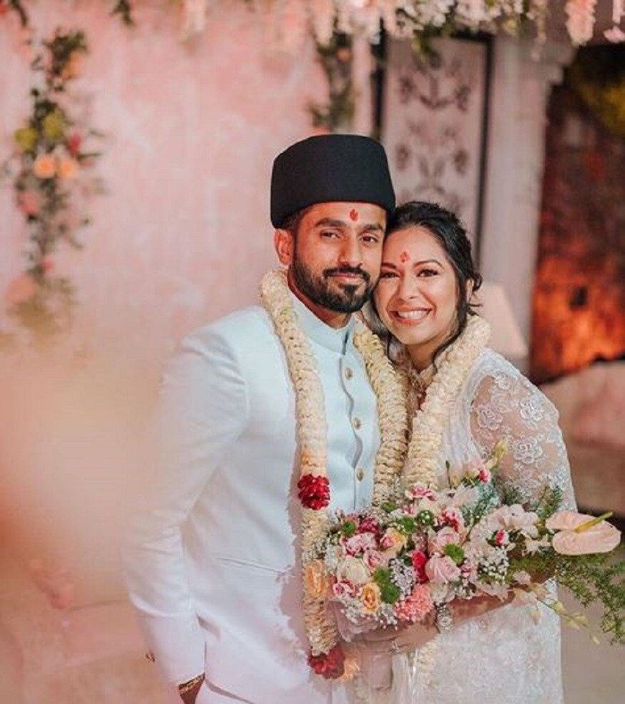 বিয়ের অনুষ্ঠান হয় দু'রকমভাবে ৷ একটি দক্ষিণী স্টাইলে আর একটি পার্সি স্টাইলে ৷ Photo- Instagram বিয়ের অনুষ্ঠান হয় দু'রকমভাবে ৷ একটি দক্ষিণী স্টাইলে আর একটি পার্সি স্টাইলে ৷ Photo- Instagram