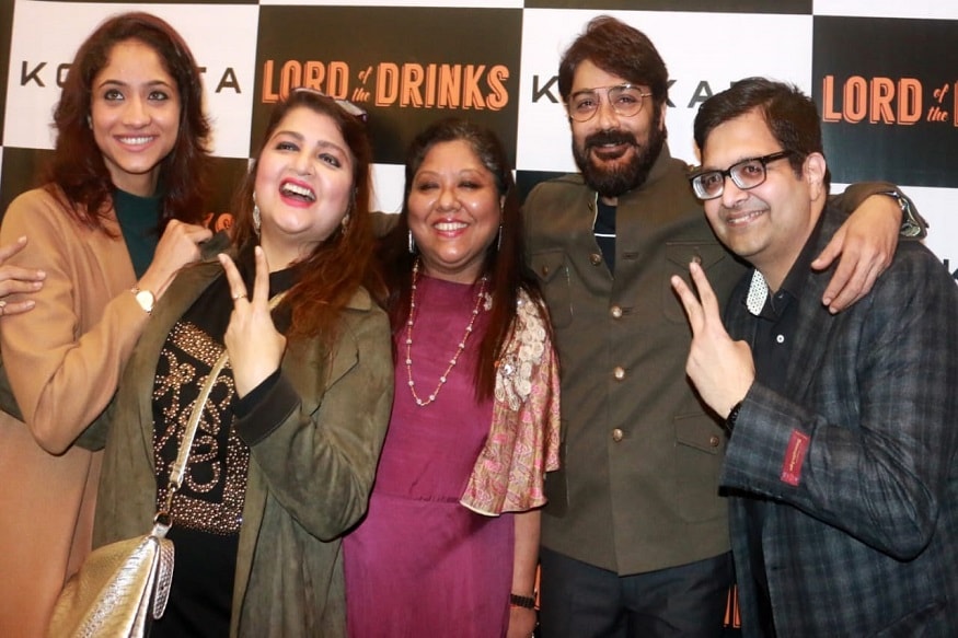নতুন বছরে টলিপাড়ায় যা যা খবর নজর টেনেছে তার মধ্যে অন্যতম ইন্ডাস্ট্রি ও তাঁর বোনের জুটি বাঁধা। অনস্ক্রিন নয়, অফস্ক্রিন। প্রসেনজিৎ চট্টোপাধ্যায় ও পল্লবী চট্টোপাধ্যায়। শুধুমাত্র আঞ্চলিক নয় সর্বভারতীয় ক্ষেত্রেও দাদা বোন হাতে হাত মিলিয়ে বাণিজ্যিক বিষয় দেখবেন । আর তারই সেলিব্রেশন পার্টি হয়ে গেল সম্প্রতি। নতুন বছরে টলিপাড়ায় যা যা খবর নজর টেনেছে তার মধ্যে অন্যতম ইন্ডাস্ট্রি ও তাঁর বোনের জুটি বাঁধা। অনস্ক্রিন নয়, অফস্ক্রিন। প্রসেনজিৎ চট্টোপাধ্যায় ও পল্লবী চট্টোপাধ্যায়। শুধুমাত্র আঞ্চলিক নয় সর্বভারতীয় ক্ষেত্রেও দাদা বোন হাতে হাত মিলিয়ে বাণিজ্যিক বিষয় দেখবেন । আর তারই সেলিব্রেশন পার্টি হয়ে গেল সম্প্রতি।