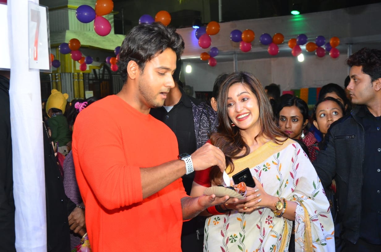 ছোটবেলায় বাড়িতে পিঠে খাওয়ার চল থাকলেও আজকাল আর সময় বা সুযোগ হয়ে ওঠে না যশের এমনটাই দাবি করলেন তিনি। তবে চেনা পিঠের স্বাদ চেখে দেখতে এই সময় ডায়েট নিয়ে মাথা ঘামাতে চান না অভিনেতা। ছোটবেলায় বাড়িতে পিঠে খাওয়ার চল থাকলেও আজকাল আর সময় বা সুযোগ হয়ে ওঠে না যশের এমনটাই দাবি করলেন তিনি। তবে চেনা পিঠের স্বাদ চেখে দেখতে এই সময় ডায়েট নিয়ে মাথা ঘামাতে চান না অভিনেতা।