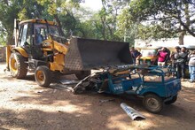 মালদহে টোটো ভেঙে গুঁড়িয়ে দিল প্রশাসন,শুধু ই- রিক্সায় দেওয়া হল ছাড়