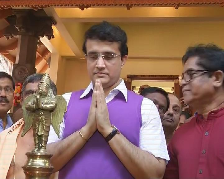 সৌরভ অনুষ্ঠানে জানান, এরকম মন্দিরে আসতে পেরে তিনি আপ্লুত। করজোড়ে সৌরভকে প্রণাম করতে দেখা যায় মন্দিরে। নিজের ক্রিকেট কেরিয়ার একটি ঘটনা তুলে ধরেন এদিন। ২০০০ সালে অধিনায়ক থাকার সময় রান পাচ্ছিলেন না সৌরভ। সেই সময় কেরলে ছিল ভারতীয় দল। সতীর্থ ভিভিএস লক্ষ্মণের কথা শুনে সেখানকার এক নারায়ণ মন্দিরে হাজির হন সৌরভ। সৌরভ অনুষ্ঠানে জানান, এরকম মন্দিরে আসতে পেরে তিনি আপ্লুত। করজোড়ে সৌরভকে প্রণাম করতে দেখা যায় মন্দিরে। নিজের ক্রিকেট কেরিয়ার একটি ঘটনা তুলে ধরেন এদিন। ২০০০ সালে অধিনায়ক থাকার সময় রান পাচ্ছিলেন না সৌরভ। সেই সময় কেরলে ছিল ভারতীয় দল। সতীর্থ ভিভিএস লক্ষ্মণের কথা শুনে সেখানকার এক নারায়ণ মন্দিরে হাজির হন সৌরভ।