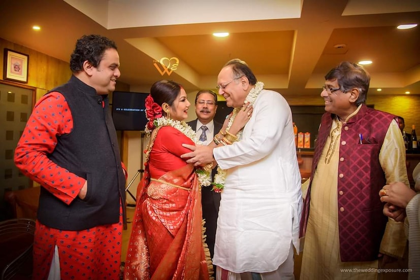 দ্য ওয়েডিং এক্সপোসারের তরফ থেকেই তোলা হয়েছে দোলন রায় ও দীপঙ্কর দে-র বিয়ের ছবি৷ 