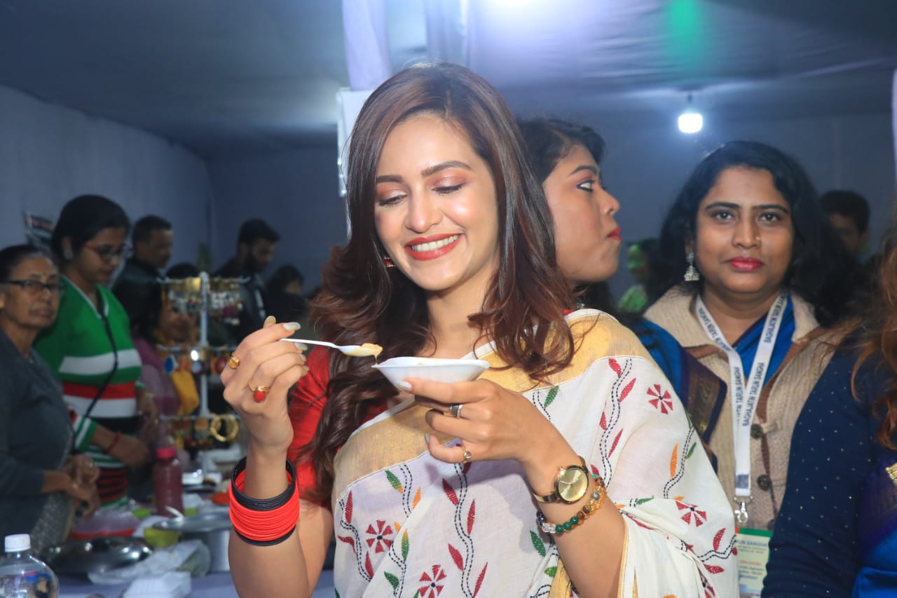 নানা ধরনের পিঠে খাওয়ার পাশাপাশি বহরমপুরের ছানা বড়া খেলেন বেশ আনন্দের সঙ্গে। প্রিয়াঙ্কাকে খাইয়েও দিলেন। নানা ধরনের পিঠে খাওয়ার পাশাপাশি বহরমপুরের ছানা বড়া খেলেন বেশ আনন্দের সঙ্গে। প্রিয়াঙ্কাকে খাইয়েও দিলেন।