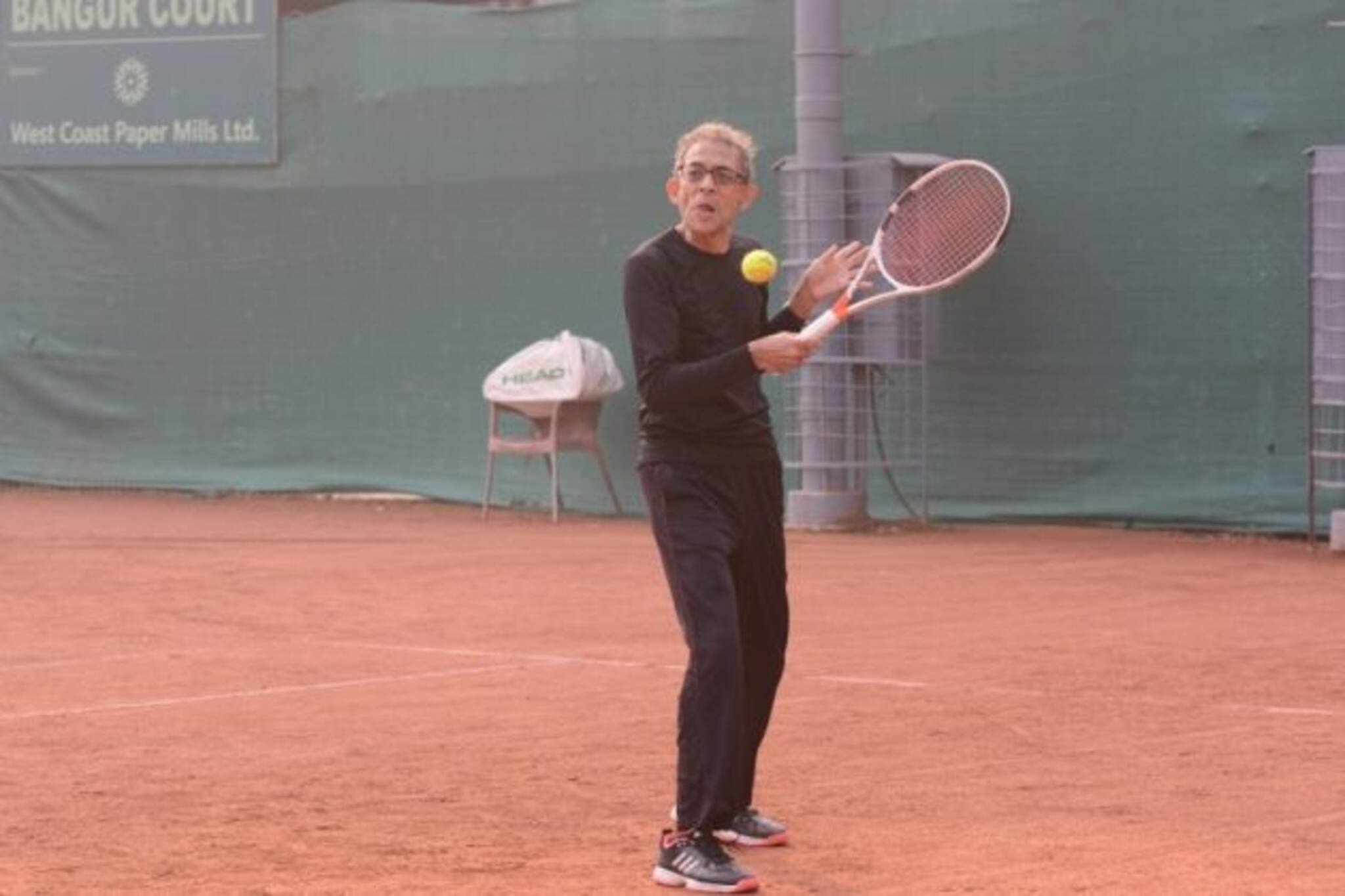 র‍্যাকেট হাতে নোবেলজয়ী অভিজিৎ বন্দ্যোপাধ্যায় !