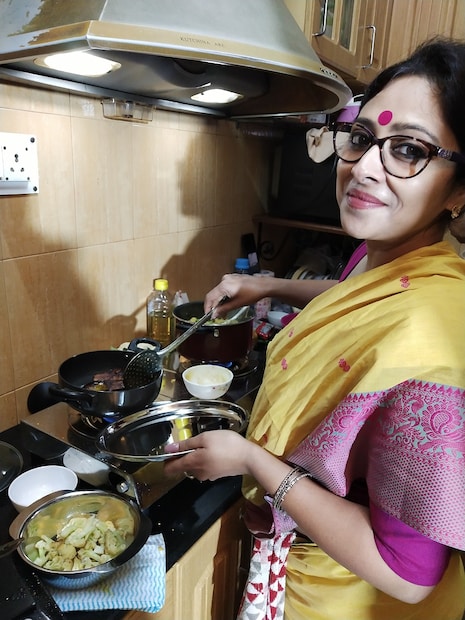 ভোগ রান্নায় ব্যস্ত অঞ্জনা বসু