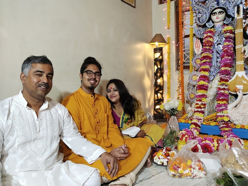 স্বামী পুত্রের সঙ্গে বাগদেবীর আরাধনায় অঞ্জনা