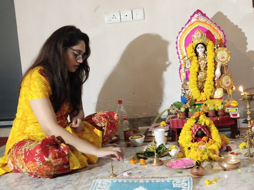 মুম্বইয়ে শো-এ ব্যস্ত বাড়ির বড় মেয়ে মানেকাও ৷ তাই এবার পুজোর সব দায়িত্ব পড়েছিল মুমতাজ-মৌবনির ঘাড়ে ৷ তবে ভিডিও কলে একসঙ্গেই সরস্বতী পুজো সারল সরকার পরিবার৷ 