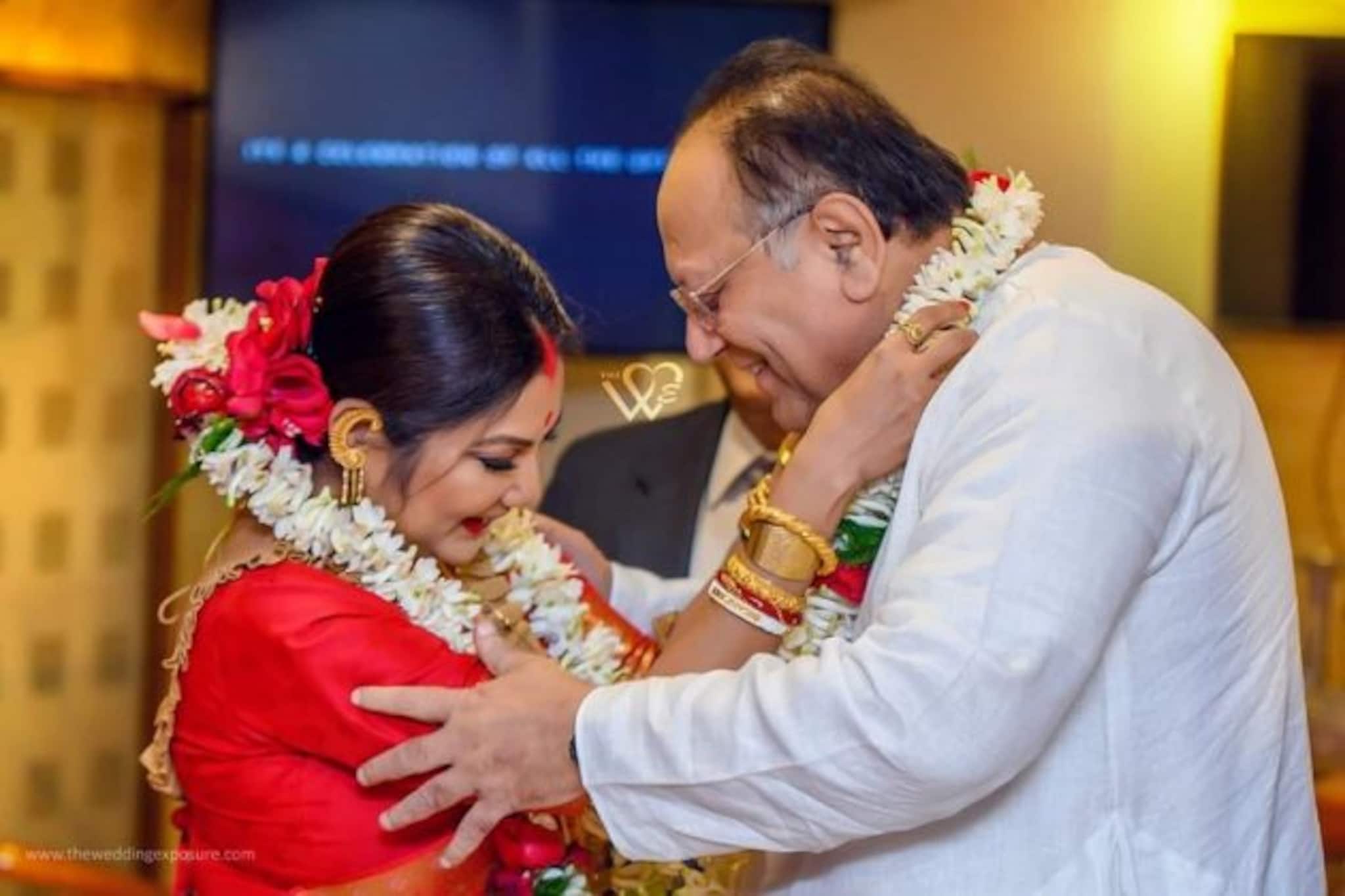 সংবিধানকে সাক্ষী রেখেই বিয়ে করলেন দীপঙ্কর দে ও দোলন রায়, সামনে এল ভিডিও