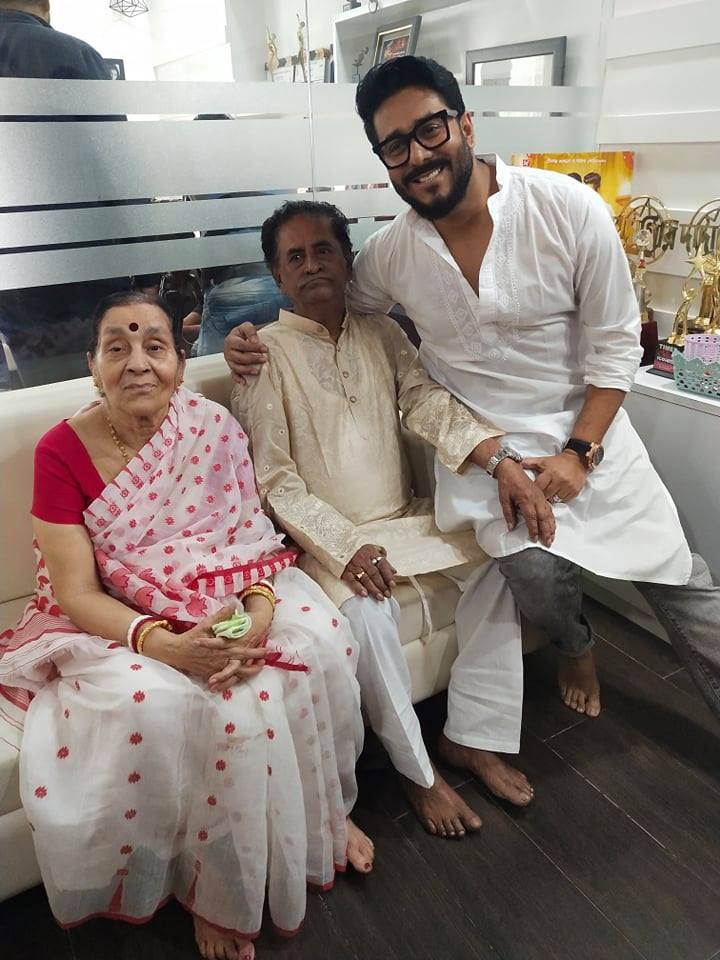 রাজ চক্রবর্তীর অফিসের সরস্বতী পুজোয় হাজির ছিলেন রাজের মা ও বাবাও ৷ হাজির ছিলেন অভিনেতা তুলিকা বসু ৷ রাজ চক্রবর্তীর অফিসের সরস্বতী পুজোয় হাজির ছিলেন রাজের মা ও বাবাও ৷ হাজির ছিলেন অভিনেতা তুলিকা বসু ৷