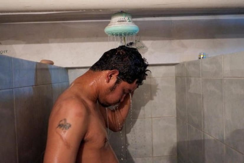 শীতকালে যখন ঠান্ডা জলে গা ভেজাবেন ততক্ষণাৎ আপনার হার্টবিটও বেড়ে যাবে। অর্থ্যাৎ ঠান্ডা জলের প্রতিক্রিয়া হিসেবে যে গভীর শ্বাস-প্রশ্বাস ঘটে তা আমাদের শরীরে অক্সিজেন গ্রহণ বাড়িয়ে তোলে। এতে শরীর আরও দ্রুত গরম হয় ও শক্তি সঞ্চার করে।