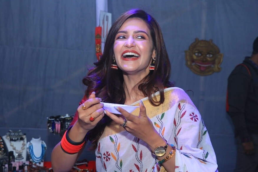 প্রিয়াঙ্কা ও যশ সুরিন্দর ফিল্মসের ব্যানারে প্রথম জুটি বেঁধে অভিনয় করছেন । শুটিং বাকি এখনও। এই রোমান্টিক ছবিতে গল্পই আসল স্টার দাবি করলেন নাটক নায়িকা। দুজনেই পরস্পরের সঙ্গে কাজ করে বেশ আনন্দিত তারা। প্রিয়াঙ্কা ও যশ সুরিন্দর ফিল্মসের ব্যানারে প্রথম জুটি বেঁধে অভিনয় করছেন । শুটিং বাকি এখনও। এই রোমান্টিক ছবিতে গল্পই আসল স্টার দাবি করলেন নাটক নায়িকা। দুজনেই পরস্পরের সঙ্গে কাজ করে বেশ আনন্দিত তারা।