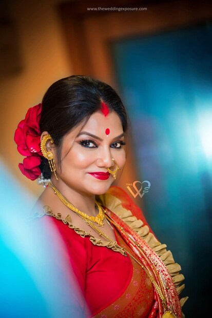মাথা ভর্তি সিঁদুর, লাল বেনারসিতে লাজে রাঙা বউ হলেন দোলন রায় ৷ 