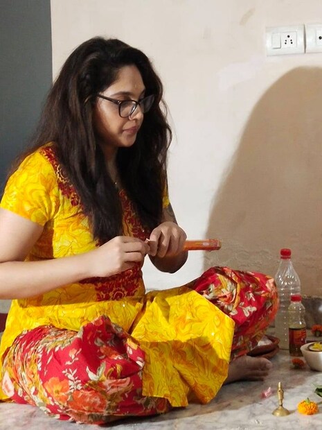 পুজোয় ঠিক সেটাই করলেন দুই বোন ৷ ছিমছাম পোশাকে এক্কেবারে ঘরোয়াভাবে সারলেন বাগদেবীর আরাধনা ৷ সঙ্গে ভোগ তো ছিলই৷