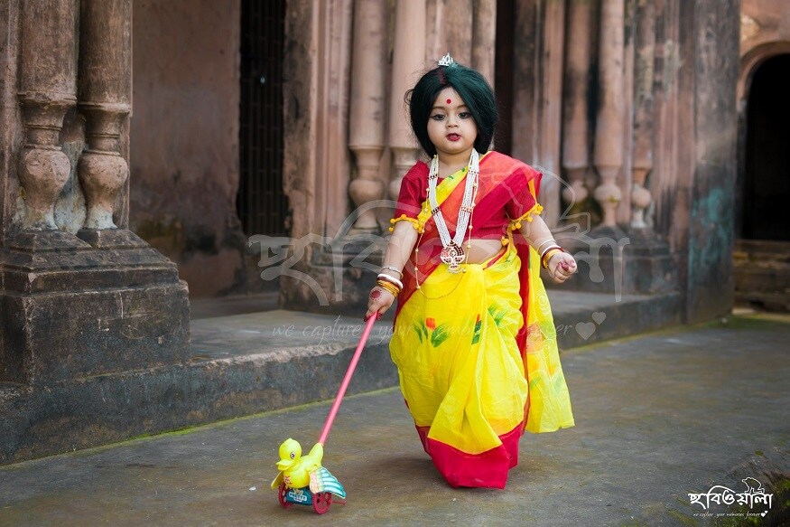 সরস্বতী পুজোর সাজে হলুদ রঙের ছোঁয়া থাকা প্রয়োজন৷ এটাই যেন নিয়ম৷ সেই নিয়ম মেনেই সোহাগের এমন হলুদ শাড়ি পরেছে৷ সরস্বতী পুজোর সাজে হলুদ রঙের ছোঁয়া থাকা প্রয়োজন৷ এটাই যেন নিয়ম৷ সেই নিয়ম মেনেই সোহাগের এমন হলুদ শাড়ি পরেছে৷