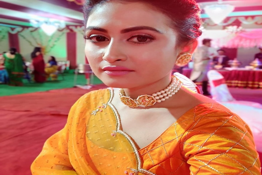 বাংলা টেলিভিশনের বেশ পরিচিত ও জনপ্রিয় মুখ ৷ কিছুদিন আগেই তিনি বিয়ে করেছেন বহুদিনের সহকর্মী ও বন্ধু শুভজিৎ-কে ৷ ছবি সৌজন্যে প্রিয়ম চক্রবর্তীর ফেসবুক অ্যাকাউন্ট ৷ বাংলা টেলিভিশনের বেশ পরিচিত ও জনপ্রিয় মুখ ৷ কিছুদিন আগেই তিনি বিয়ে করেছেন বহুদিনের সহকর্মী ও বন্ধু শুভজিৎ-কে ৷ ছবি সৌজন্যে প্রিয়ম চক্রবর্তীর ফেসবুক অ্যাকাউন্ট ৷