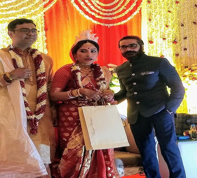বিয়ে বাড়িতে হাসিমুখে উপস্থিত প্রসেনজিৎ চট্টোপাধ্যায়ও ৷ ছবি সৌজন্যে ফেসবুক ৷ 