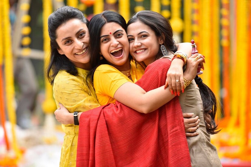 বিয়ের সকালে বন্ধুদের সঙ্গে ফ্রেমবন্দি অঙ্কিতা। Photo Source: Facebook