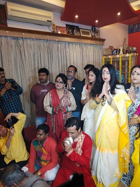 পড়াশোনার কারণে এবার আর মেয়ে রিসোনাকে সঙ্গে আনতে পারেননি ৷ তবে ছেলে-মেয়ের বই সঙ্গে করে নিয়ে এসেছেন ঋতুপর্ণা, মায়ের আশীর্বাদ সঙ্গে নিয়ে যাবেন বলে।