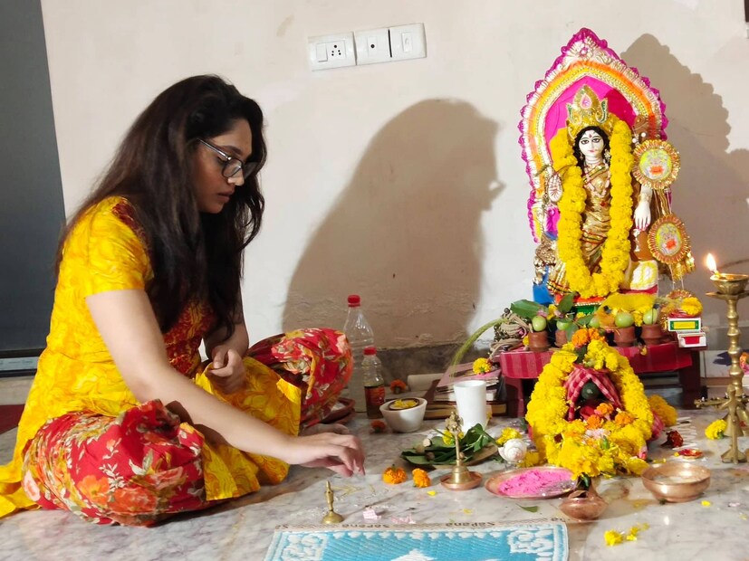  বাবা-ঠাকুরদা সকলেই আন্তর্জাতিক খ্যাতিসম্পন্ন জাদুকর ৷ তাই ভিন্ন পেশায় থেকেও জাদুটা টুকটাক জানেন মুমতাজ-মৌবনি৷ কিন্তু পুজো তো আর ম্যাজিক দিয়ে হবে না ৷ সেখানে চাই নিষ্ঠা ভরে আরাধনা ৷