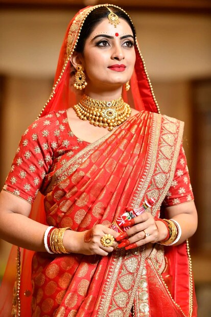 বিয়ের সাজে অভিনেত্রী। Photo Source: Facebook