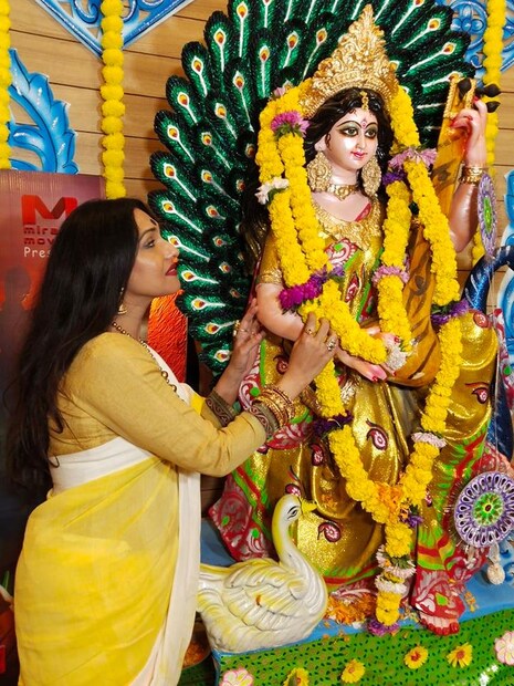 মাটির টানে ছুটে আসেন কলকাতায় ৷ প্রতিবছরের মতো লেক গার্ডেন্সের বাড়িতে এবারও সরস্বতী পুজো করলেন ঋতুপর্ণা ৷