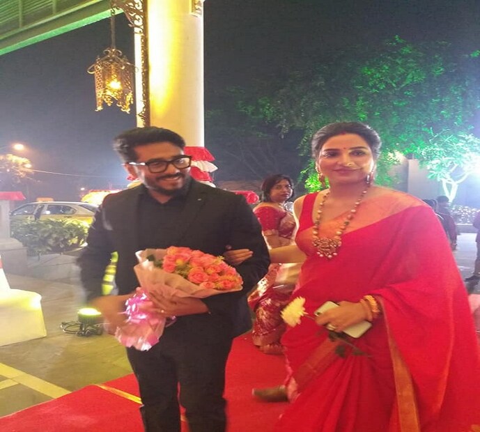 লাল শাড়ি পরে স্বামী রাজের সঙ্গে বিয়ে বাড়িতে এসেছেন শুভশ্রী ৷ ছবি সৌজন্যে ফেসবুক ৷ 