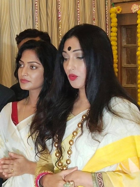 পড়াশোনার কারণে এবার আর মেয়ে রিসোনাকে সঙ্গে আনতে পারেননি ৷ তবে ছেলে-মেয়ের বই সঙ্গে করে নিয়ে এসেছেন ঋতুপর্ণা, মায়ের আশীর্বাদ সঙ্গে নিয়ে যাবেন বলে।