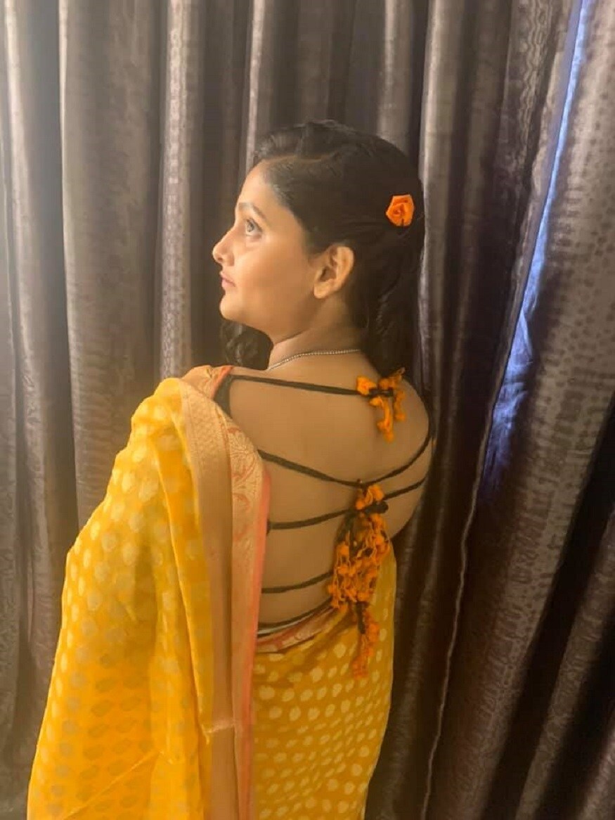 ক্লাস এইটের ছাত্রী বলে কথা৷ বয়সের সঙ্গে সঙ্গে বেড়েছে স্টাইল নিয়ে সচেতনতা৷ তাই তো সরস্বতী পুজোয়ে হলুদ শাড়ির সঙ্গে মানিয়ে পরলেন ব্লাউজ৷ আর তাতেই থাকল দুর্দান্ত স্টাইলের ছোঁয়া৷ মাথায় মানানসই হলুদ ফুলের ক্লিপ৷ এই না হলে সাজ! মা শ্রীলেখা মতোই খুব সুন্দর করে সাজলেন মেয়ে৷ Photo Courtesy: Facebook ক্লাস এইটের ছাত্রী বলে কথা৷ বয়সের সঙ্গে সঙ্গে বেড়েছে স্টাইল নিয়ে সচেতনতা৷ তাই তো সরস্বতী পুজোয়ে হলুদ শাড়ির সঙ্গে মানিয়ে পরলেন ব্লাউজ৷ আর তাতেই থাকল দুর্দান্ত স্টাইলের ছোঁয়া৷ মাথায় মানানসই হলুদ ফুলের ক্লিপ৷ এই না হলে সাজ! মা শ্রীলেখা মতোই খুব সুন্দর করে সাজলেন মেয়ে৷ Photo Courtesy: Facebook