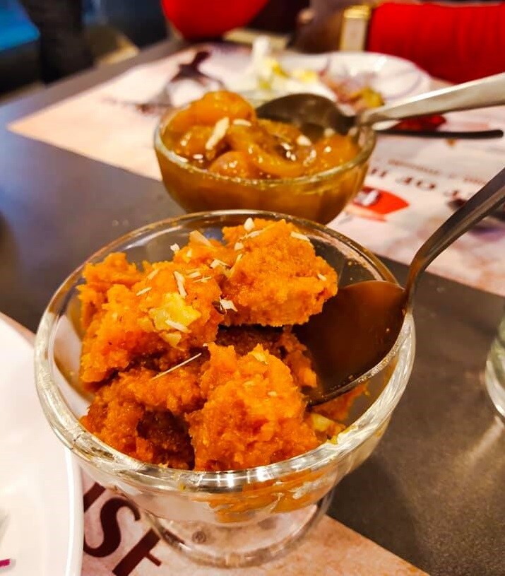 মাংস, মশলা এবং ভারত এই তিন স্তরে একসঙ্গে হায়দরাবাদি বিরিয়ানি রান্না করা হয় বলেই স্বাদে ও গন্ধে এই ‘কচ্চি’ বিরিয়ানি অতুলনীয় বলে দাবি প্যারাডাইস ফুড কোর্ট প্রাইভেট লিমিটেডের চেয়ারম্যান আলি হেমাতির ৷ তিনি আরও জানান, কলকাতার মানুষদের চাহিদার কথা ভেবেই অনেক কম মশলা দেওয়া হচ্ছে এখানকার রেস্তোরাঁয় ৷ সাদার্ন অ্যাভিনিউ-র পাশাপাশি খুব তাড়াতাড়ি চৌরঙ্গিতেও আরও একটি আউটলেট খুলতে চলেছে প্যারাডাইসের ৷ মাংস, মশলা এবং ভারত এই তিন স্তরে একসঙ্গে হায়দরাবাদি বিরিয়ানি রান্না করা হয় বলেই স্বাদে ও গন্ধে এই ‘কচ্চি’ বিরিয়ানি অতুলনীয় বলে দাবি প্যারাডাইস ফুড কোর্ট প্রাইভেট লিমিটেডের চেয়ারম্যান আলি হেমাতির ৷ তিনি আরও জানান, কলকাতার মানুষদের চাহিদার কথা ভেবেই অনেক কম মশলা দেওয়া হচ্ছে এখানকার রেস্তোরাঁয় ৷ সাদার্ন অ্যাভিনিউ-র পাশাপাশি খুব তাড়াতাড়ি চৌরঙ্গিতেও আরও একটি আউটলেট খুলতে চলেছে প্যারাডাইসের ৷