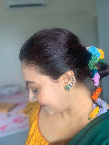 মা শ্রীলেখাও সাজে কম যান না! সরস্বতী পুজো উপলক্ষ্যে এভাবে সাজলেন তিনি৷ কানে বহু দুলের সমাহার, সঙ্গে খোঁপায় নানা রঙের মালা৷ এভাবে তাঁর নতুন ফ্ল্যাটে হল সরস্বতী পুজো৷ Photo Courtesy: Facebook 