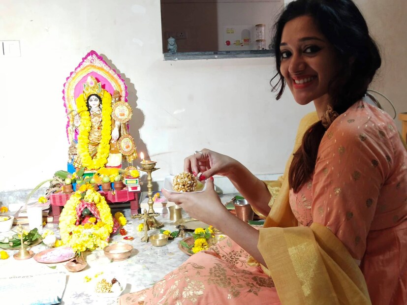 পুজোর দায়িত্বে দুই বোন-মুমতাজ ও মৌবনি৷ কাজের নানা ব্যস্ততার মধ্যেও সময় বের করেছেন সরস্বতী পুজোর জন্য ৷