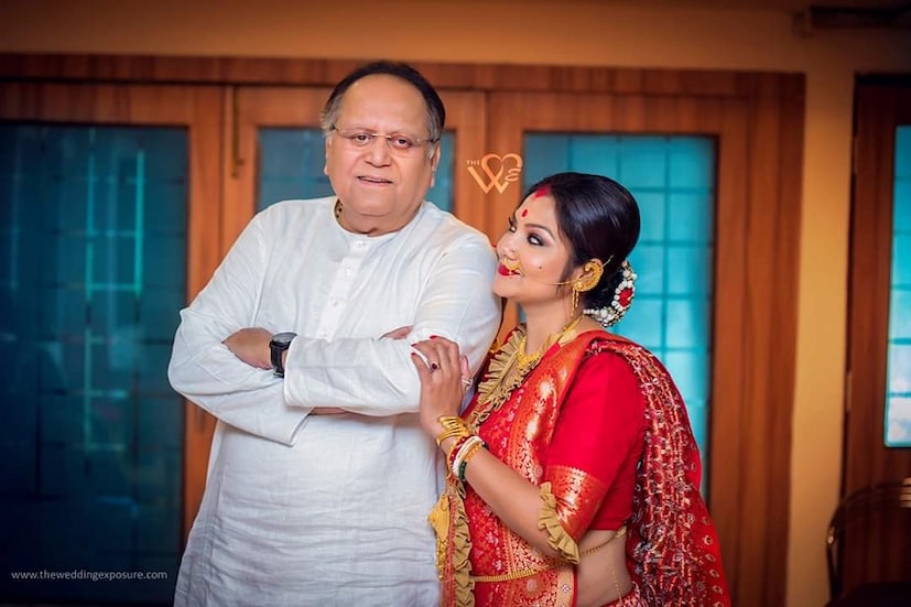 সুস্থ আছেন দীপিঙ্কর দে ৷ হাসপাতাল থেকে ফিরে আপাতত .বাড়িতেই নিয়ম মানছেন তিনি ৷ Photo Credit: The wedding Exposure 
